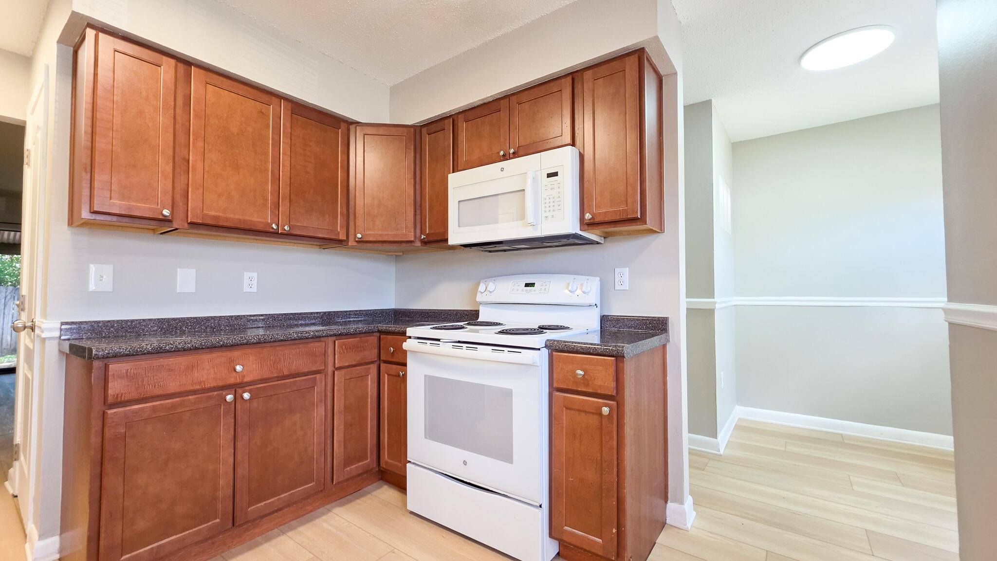 Image 4: Kitchen