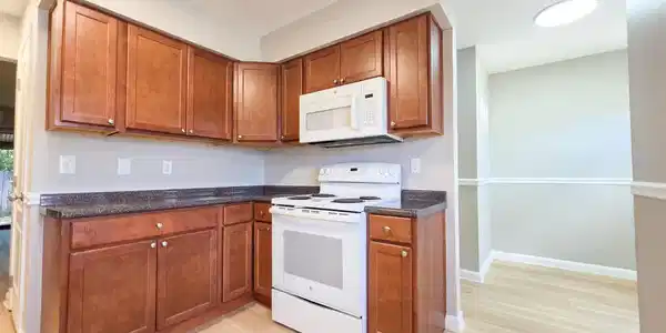 Image 4: Kitchen