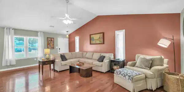 Image 4: Living Room