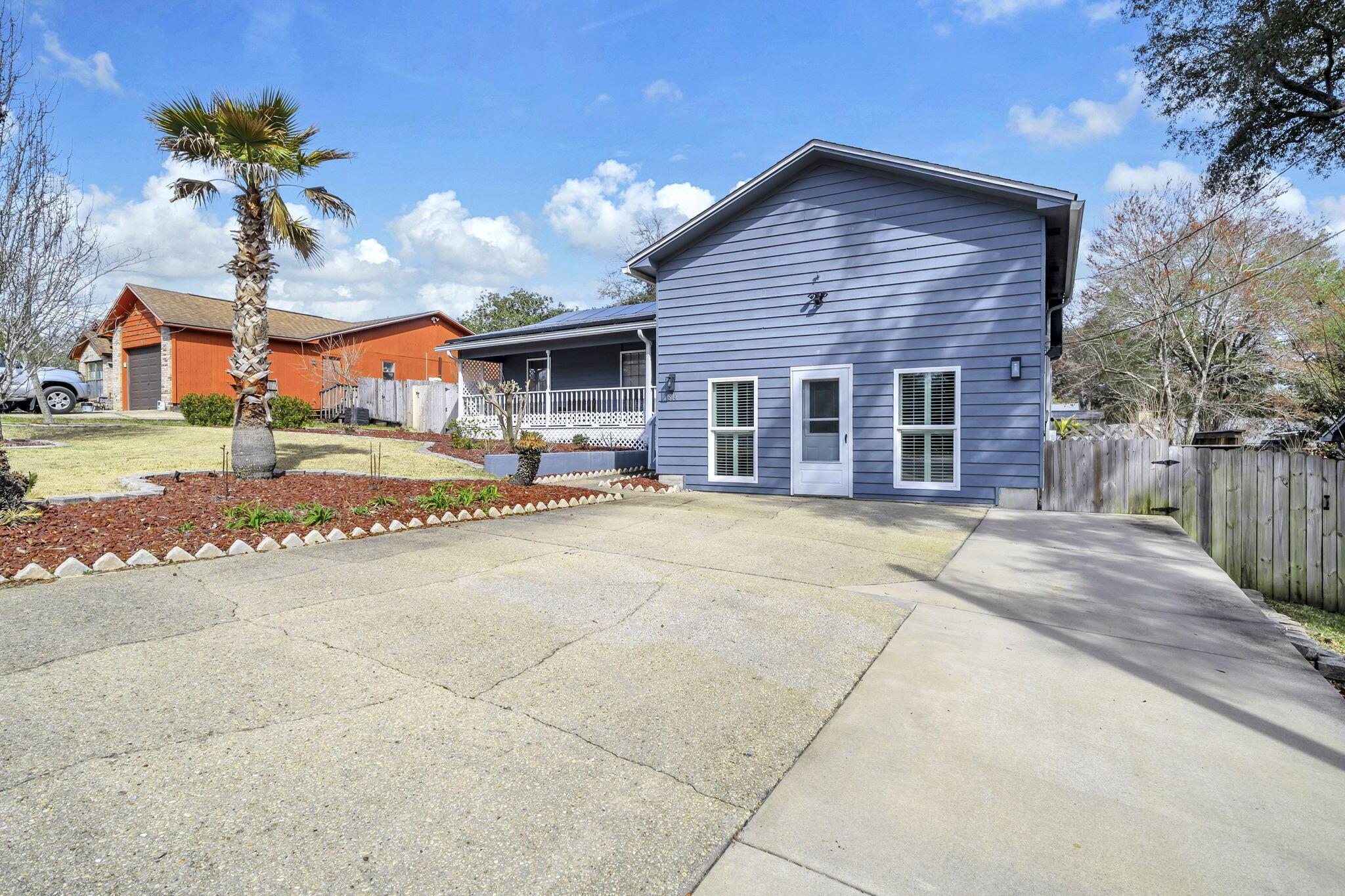 Image 3: MAIN HOUSE/DRIVEWAY