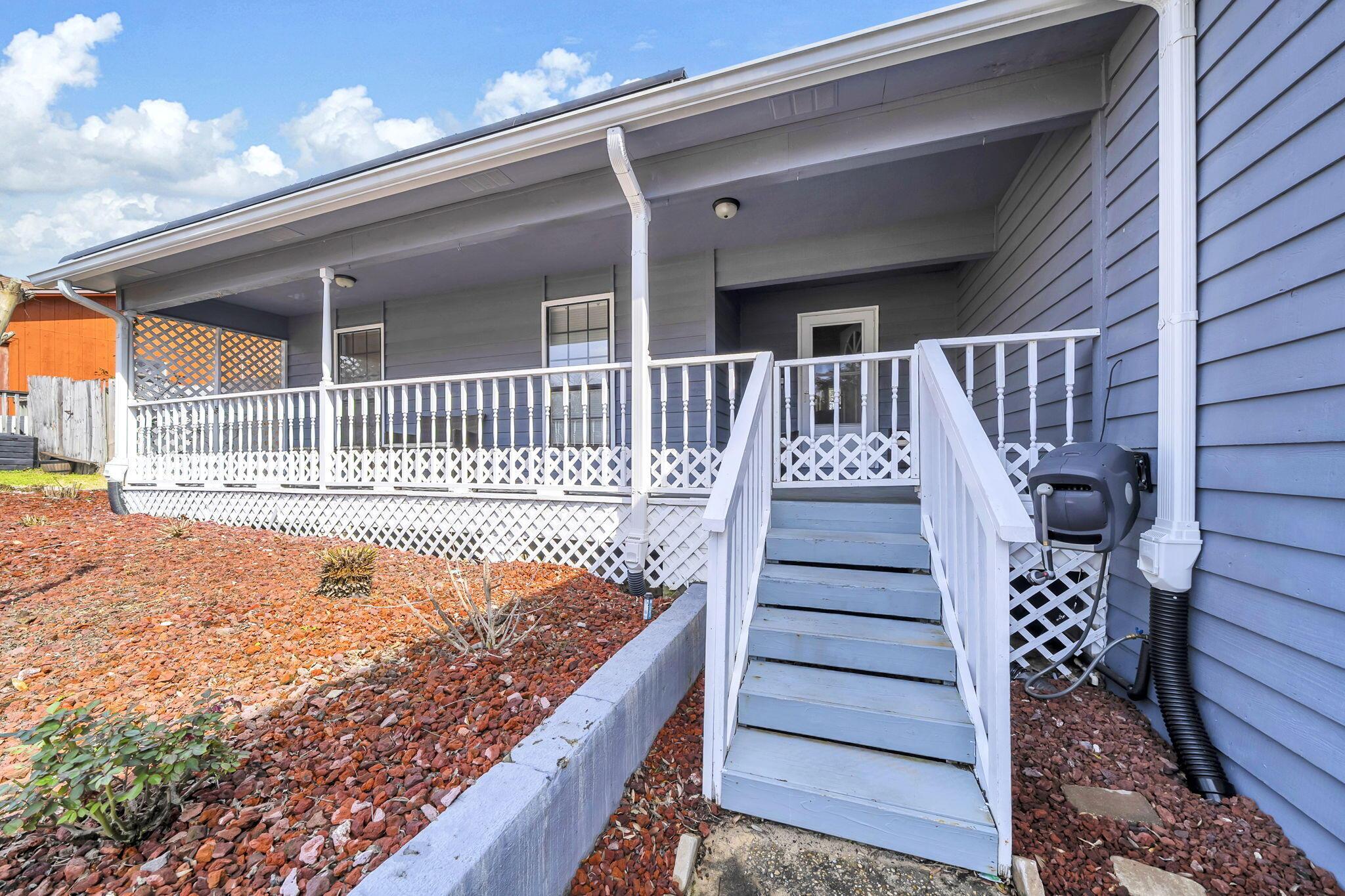Image 4: COVERED FRONT PORCH