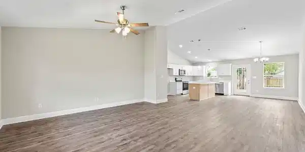 Image 4: Living Room