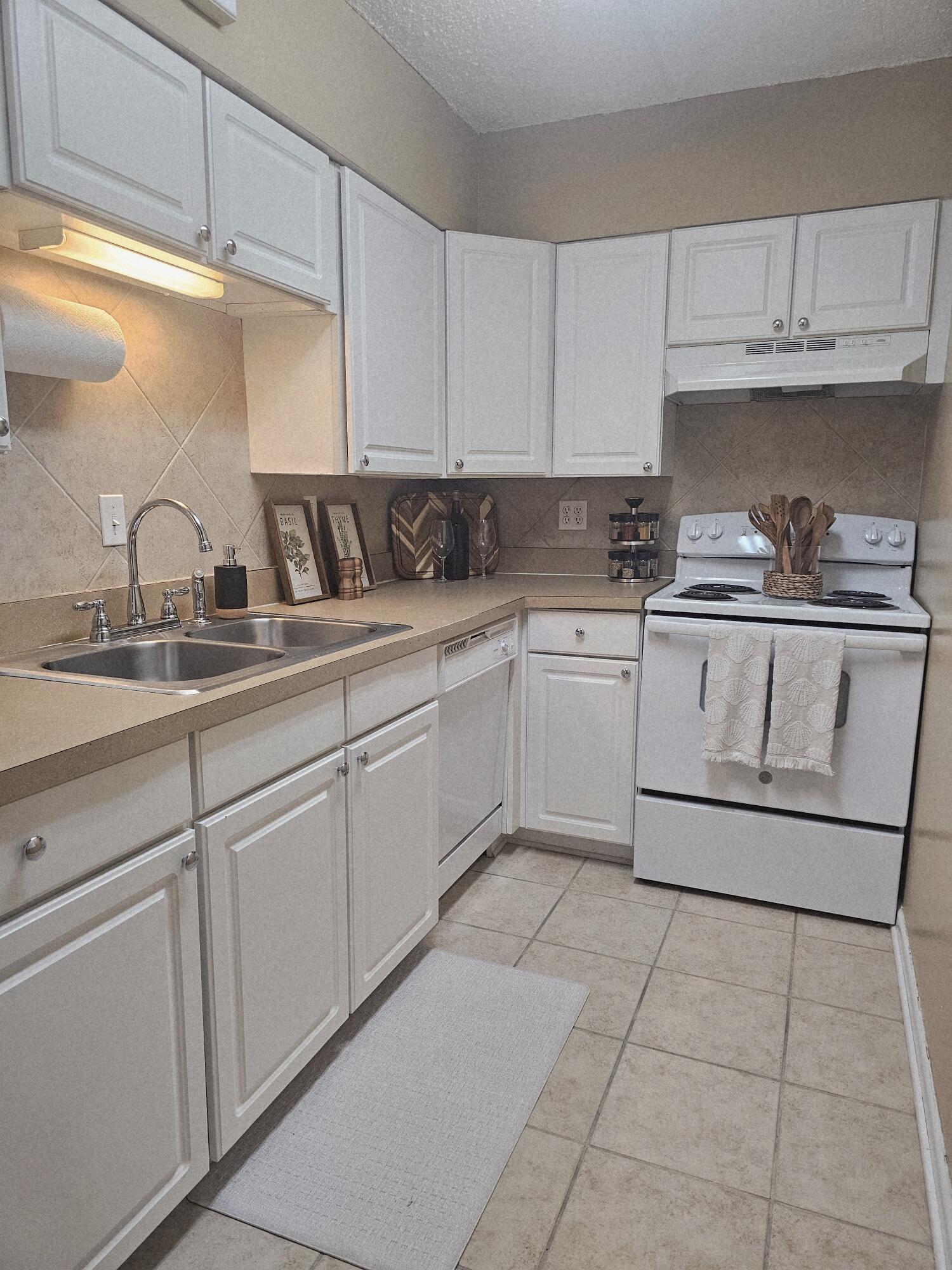 Image 2: Kitchen 2
