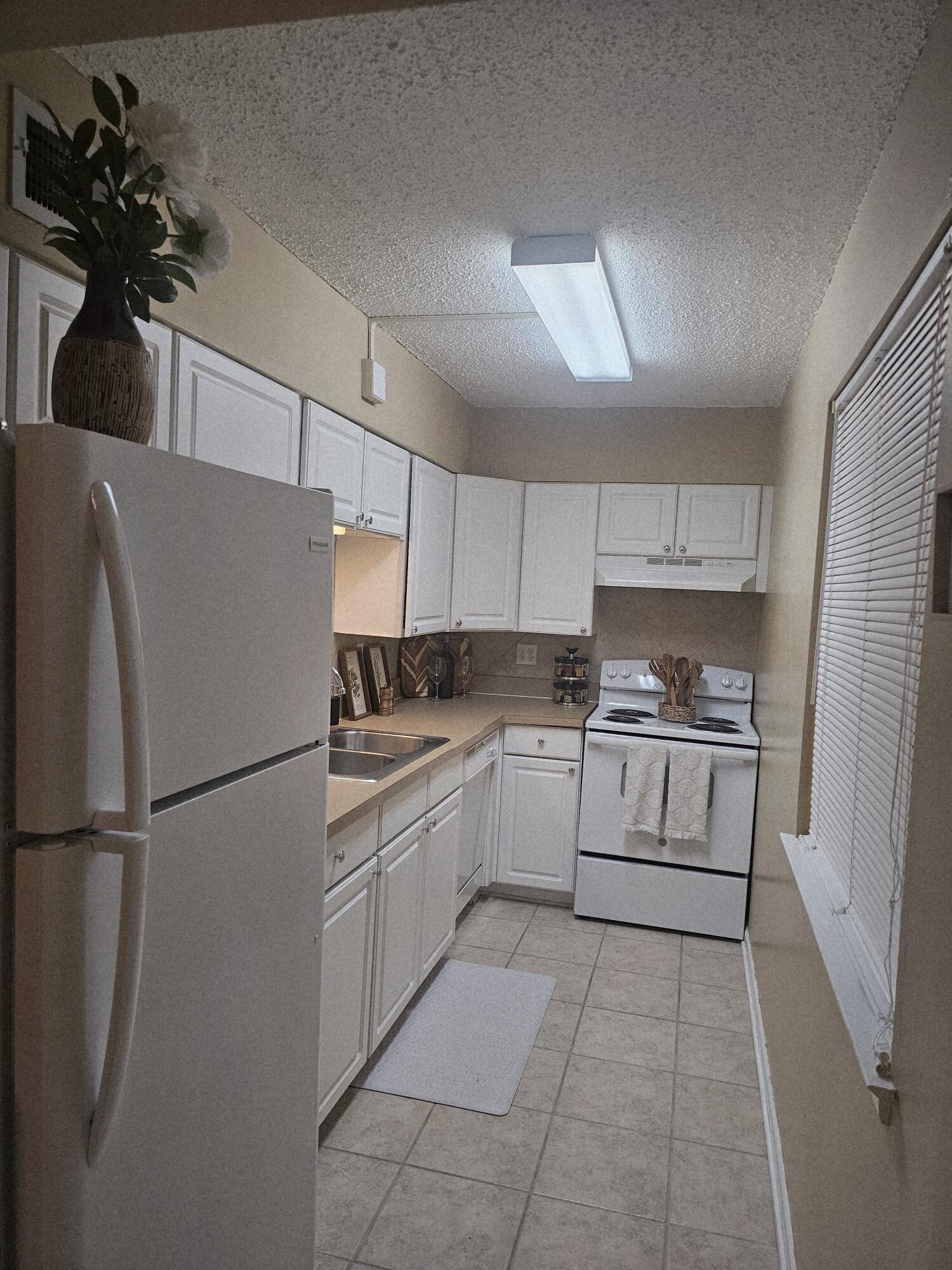 Image 3: Kitchen 2