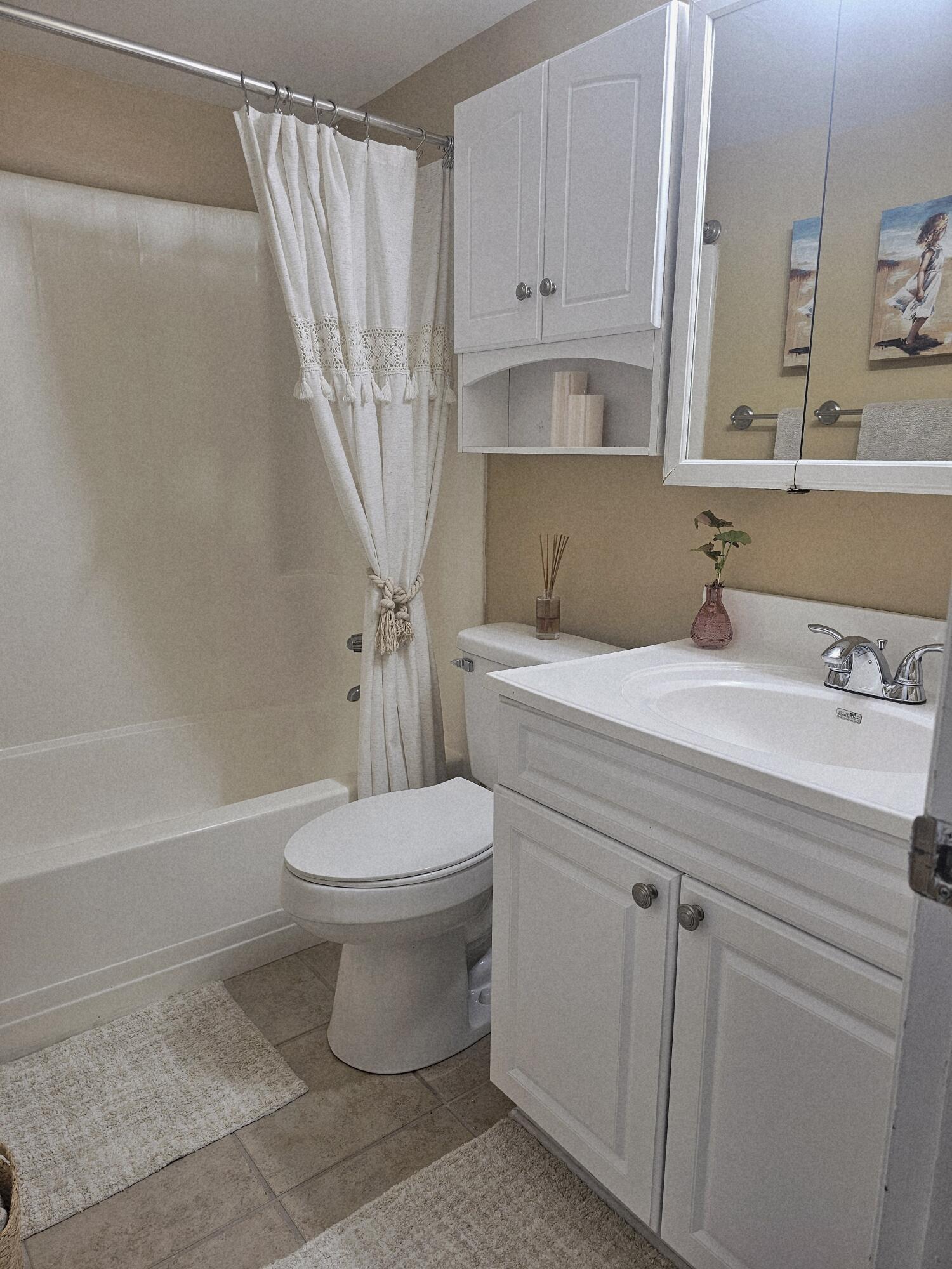 Image 4: Bathroom