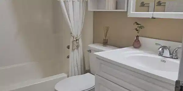 Image 4: Bathroom