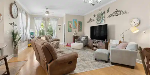 Image 3: 3