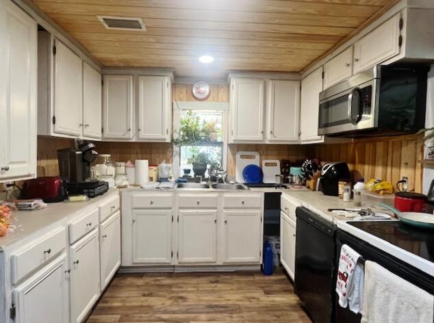 Image 2: Kitchen with new flooring