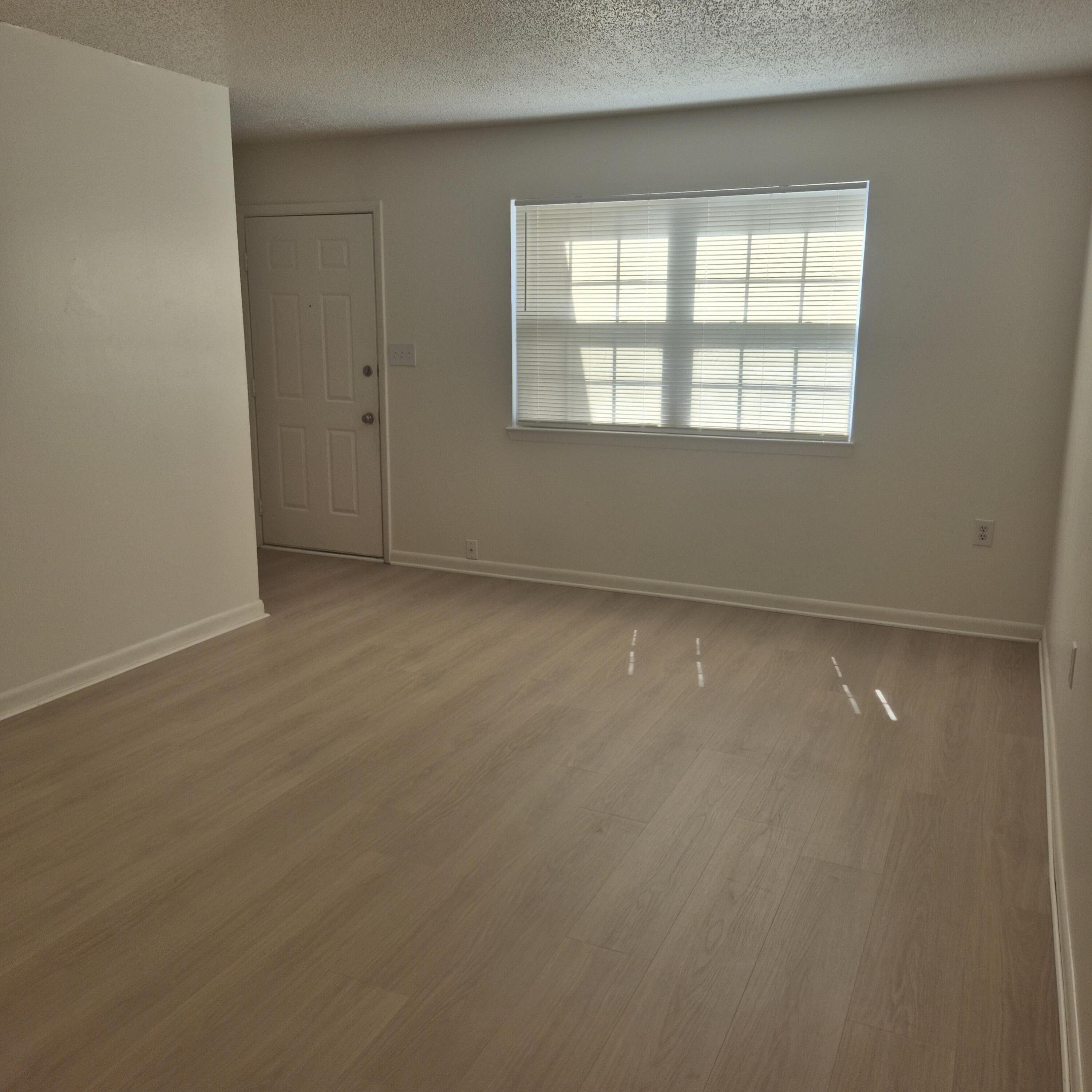 Image 3: Living room