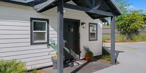Image 3: Carriage house