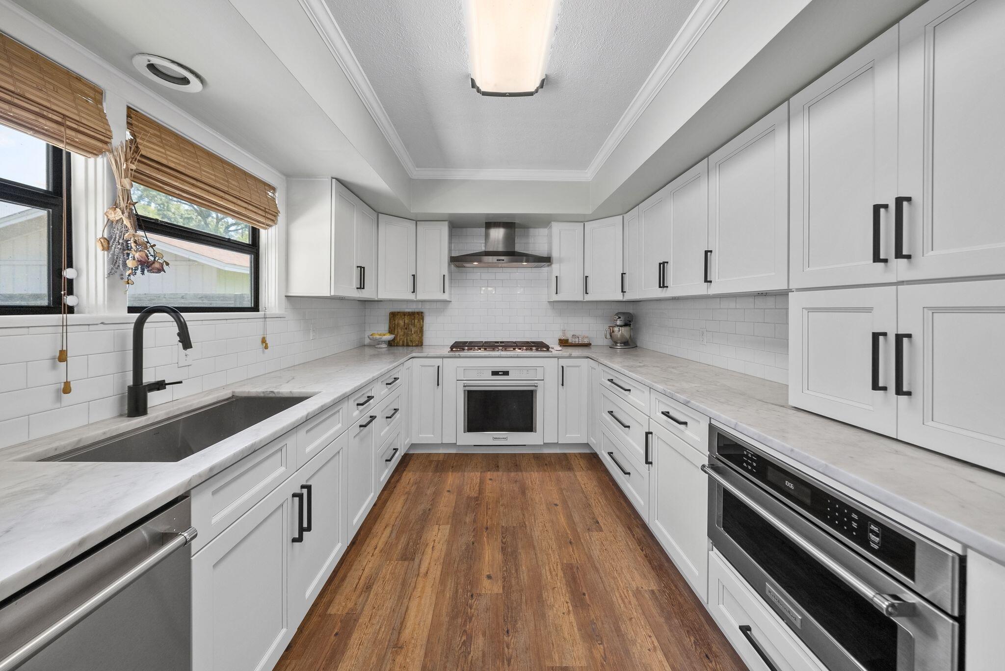 Image 3: Kitchen