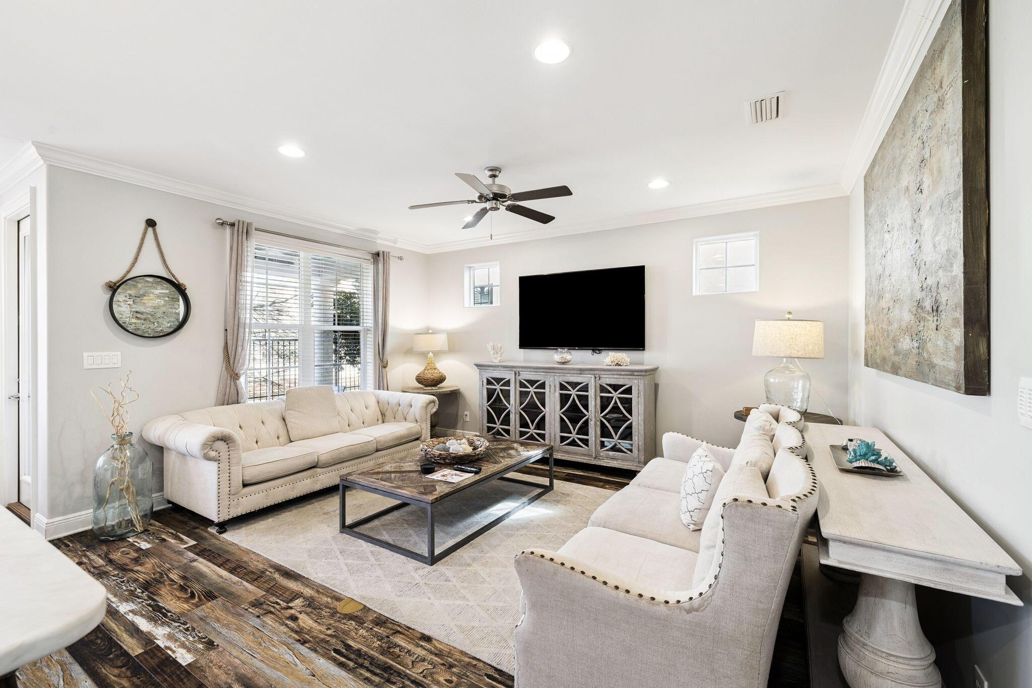 Image 4: Living Room