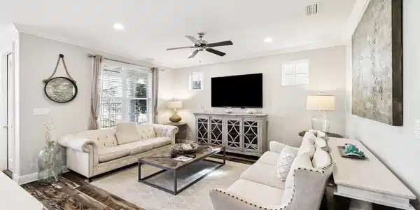 Image 4: Living Room
