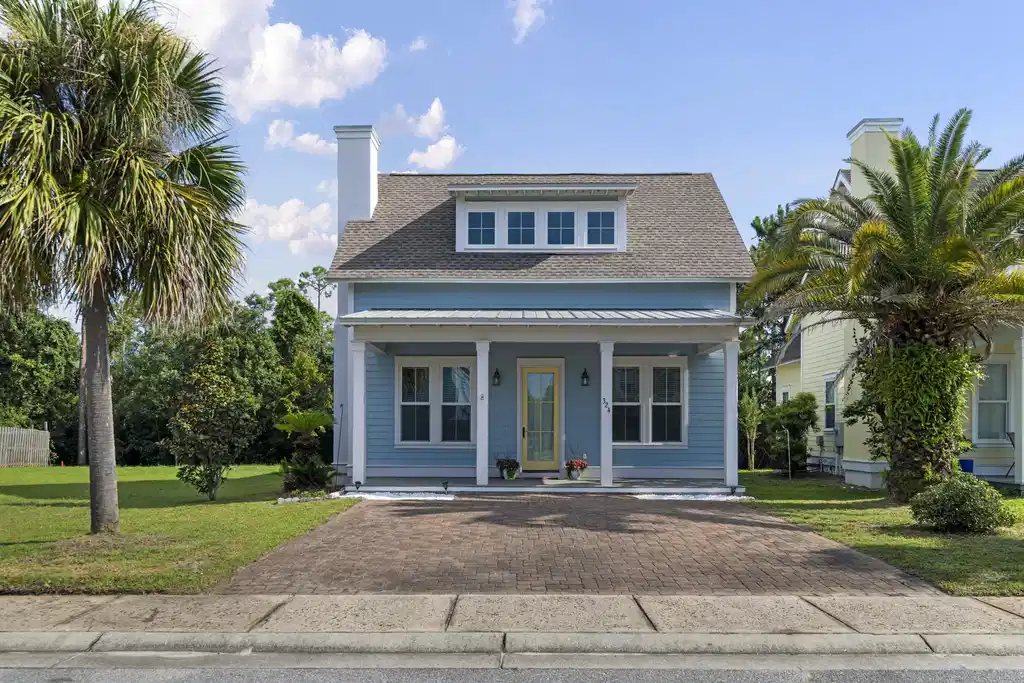 Image 1: Welcoming Front Porch