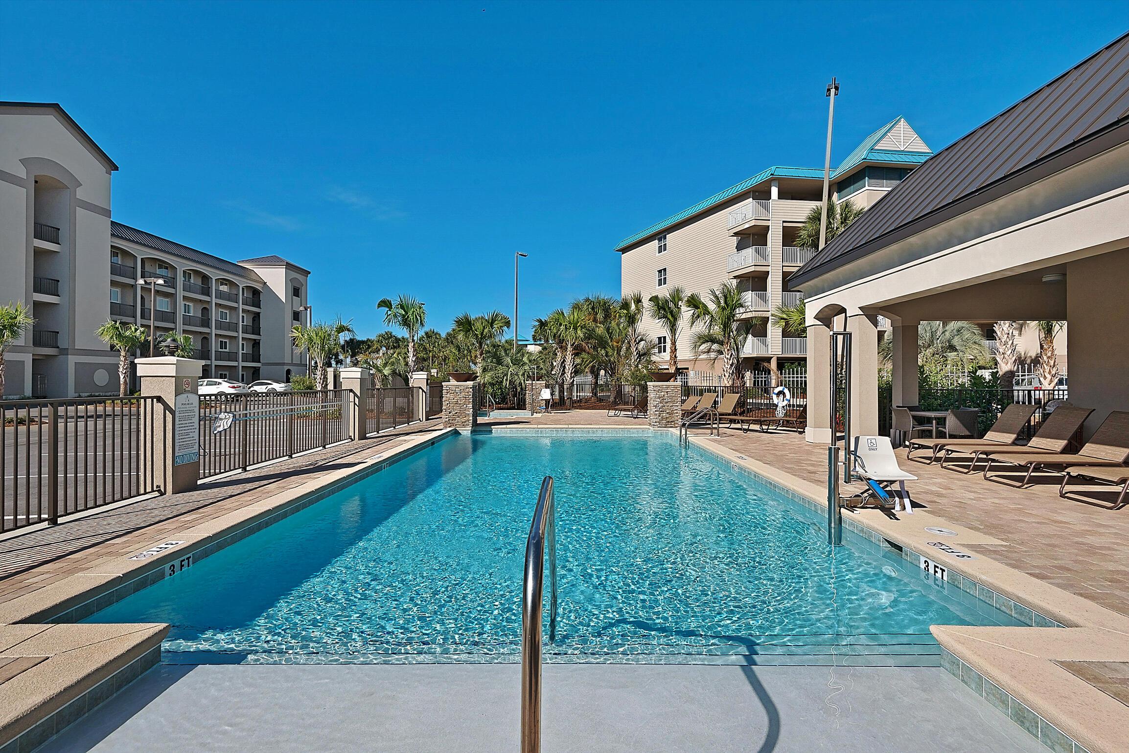 Image 2: Beautiful community pool