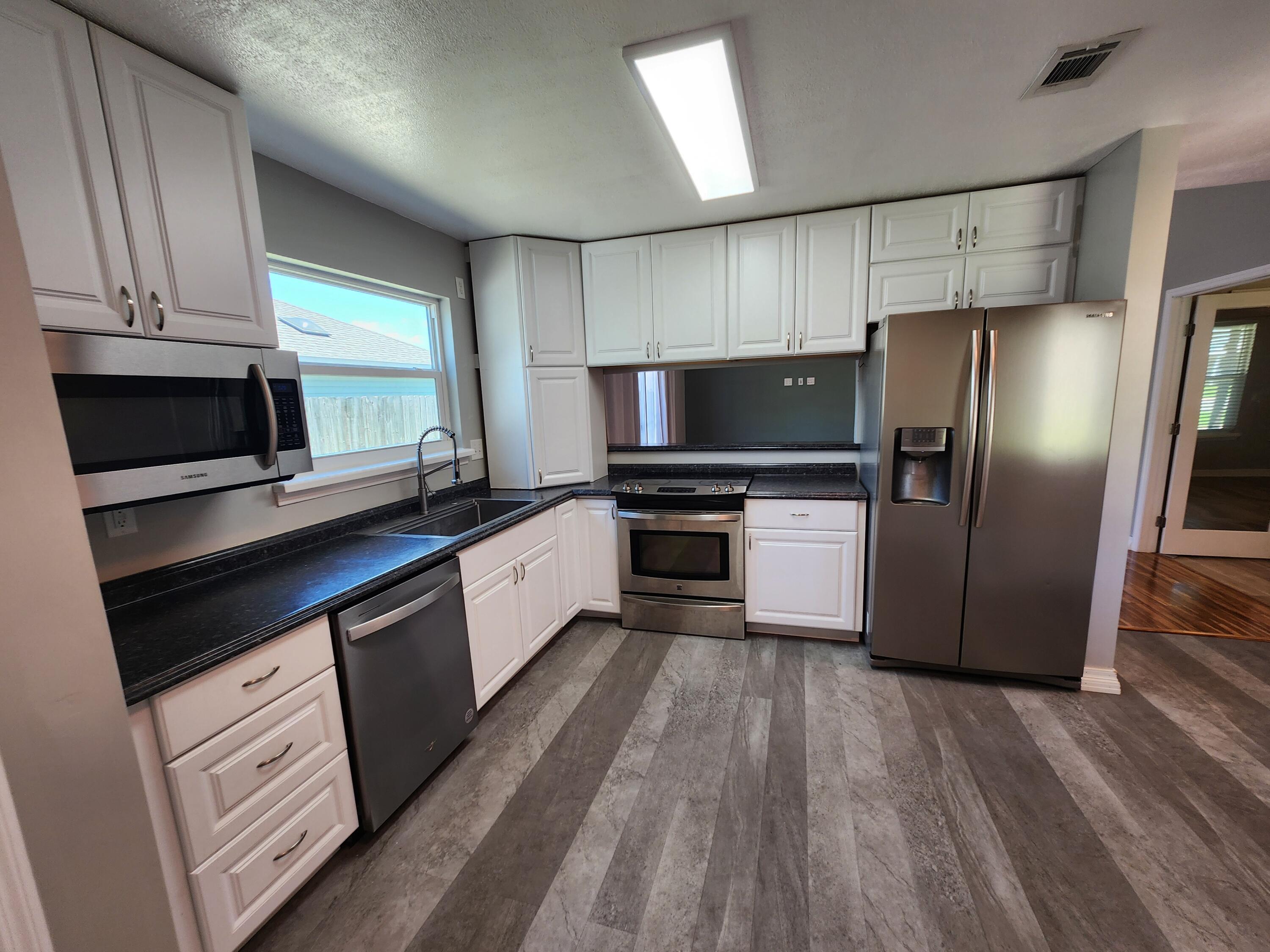 Image 3: 911 Lawton Court