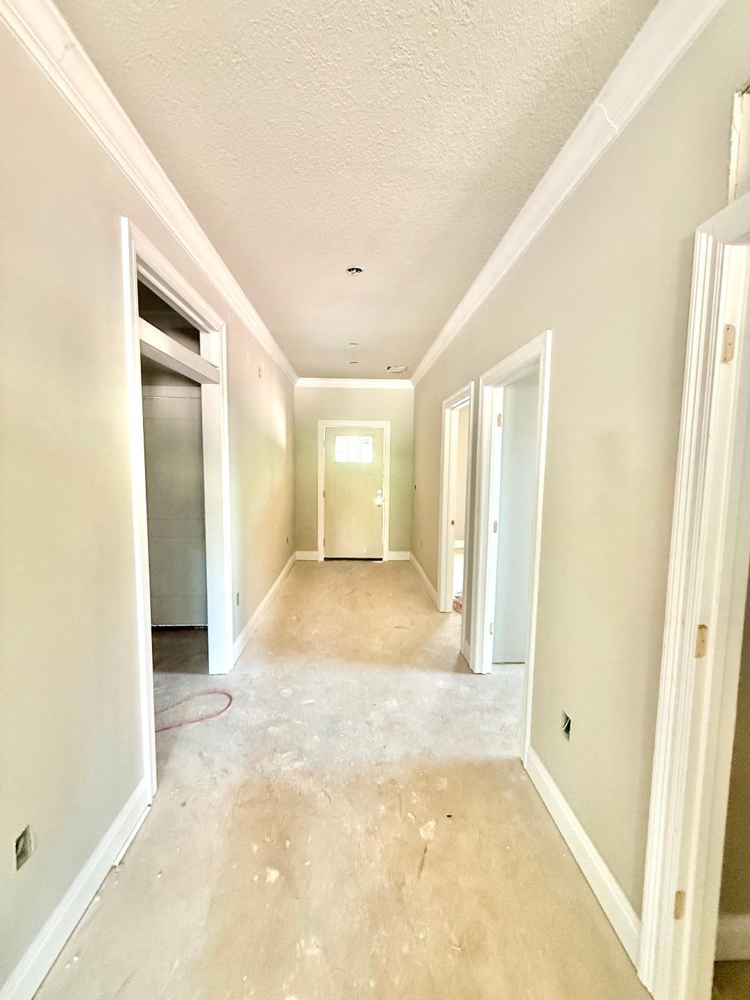 Image 4: foyer alt