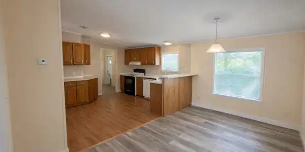 Image 4: 3