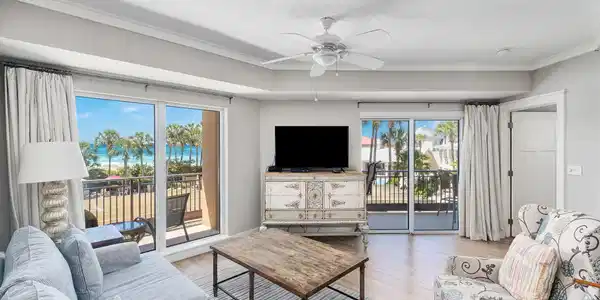Image 4: Living area