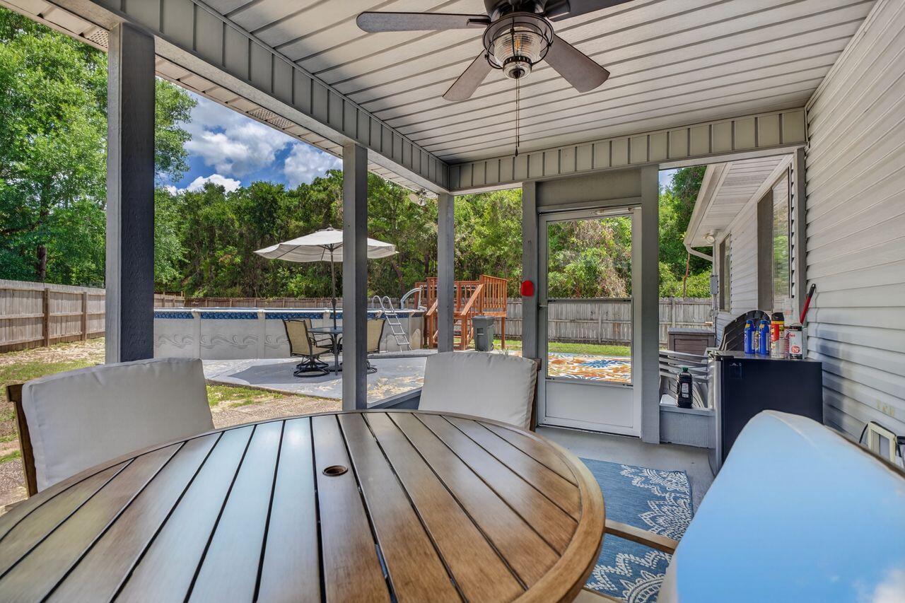 Image 4: SCREENED PORCH
