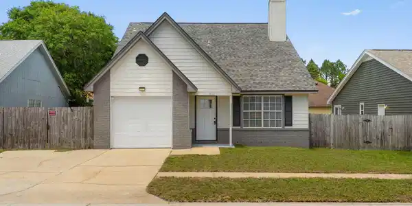 608 Drakes Landing