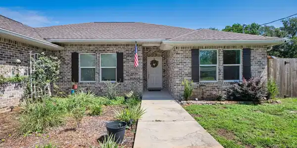 Image 4: Brick newer home