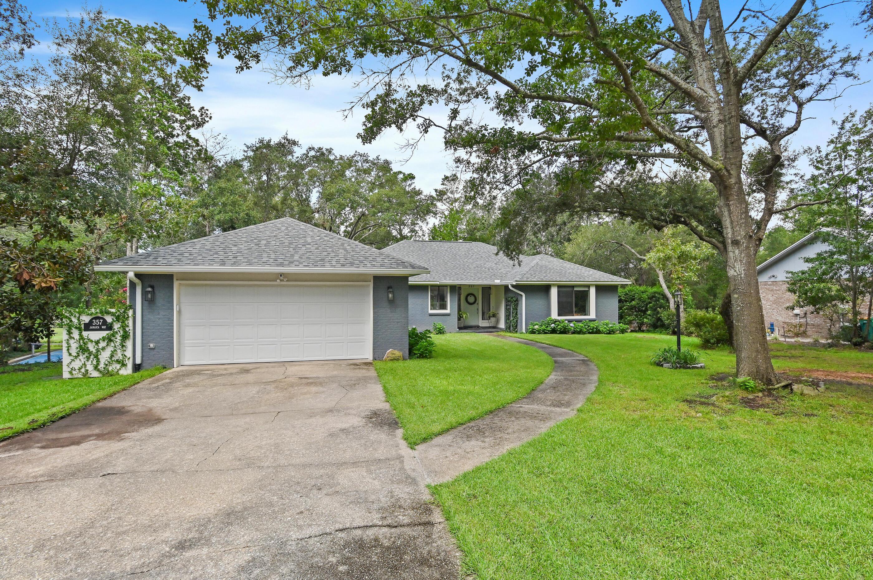 Image 2: Driveway with Plenty of Parking