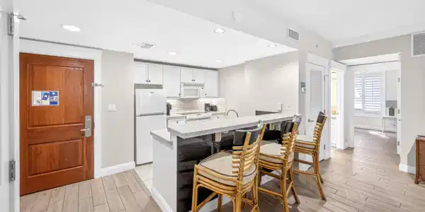 Image 4: kitchen