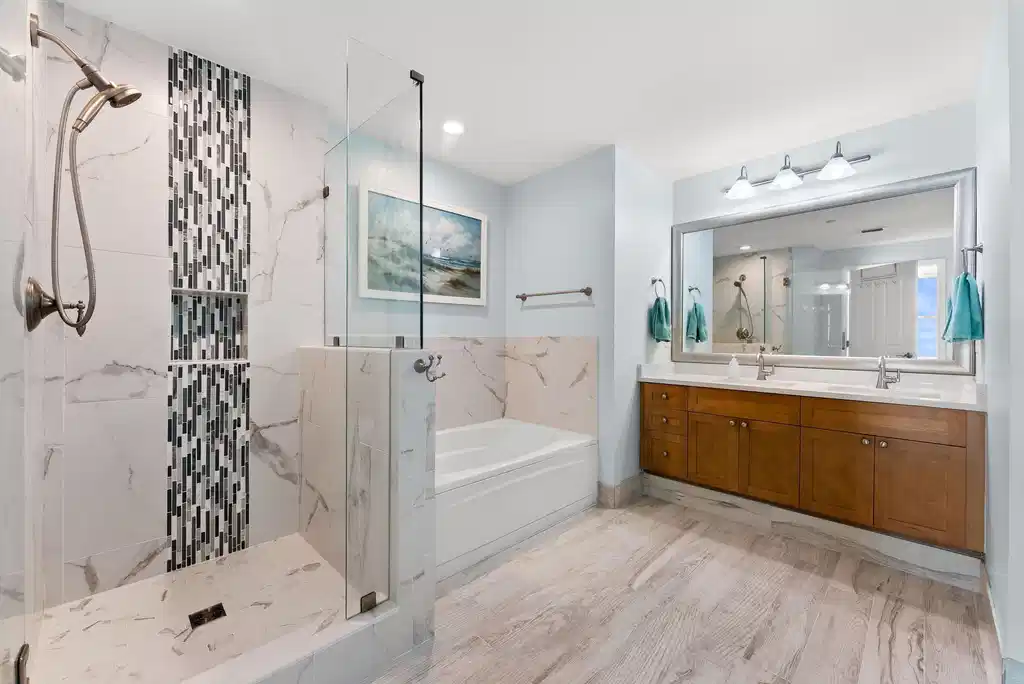 Image 1: Aqua 2006 Master Bath