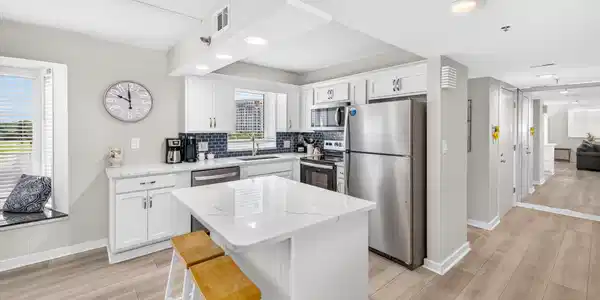 Image 4: Full kitchen and Island