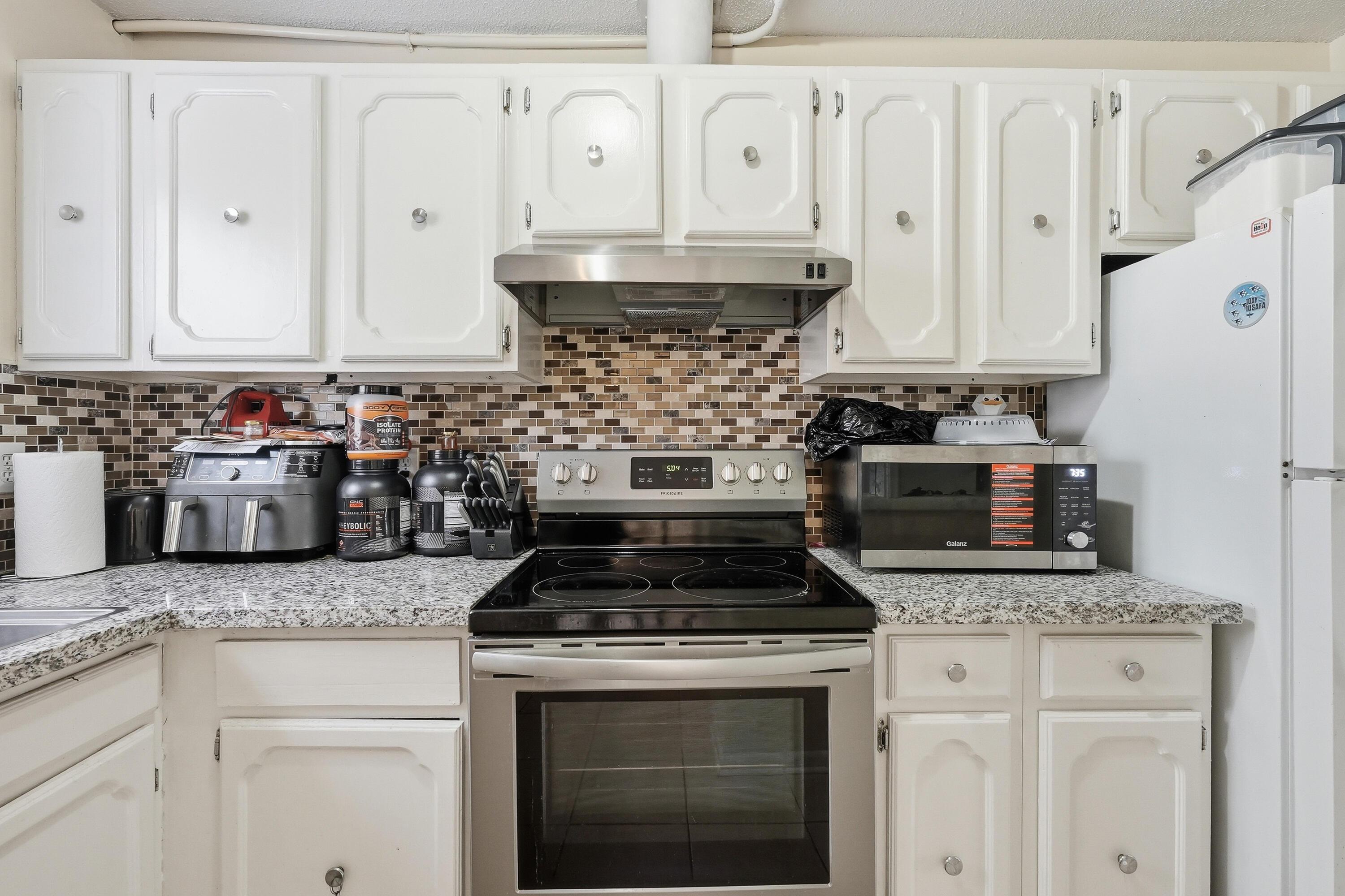 Image 3: 41 12th St Unit G68-Kit1