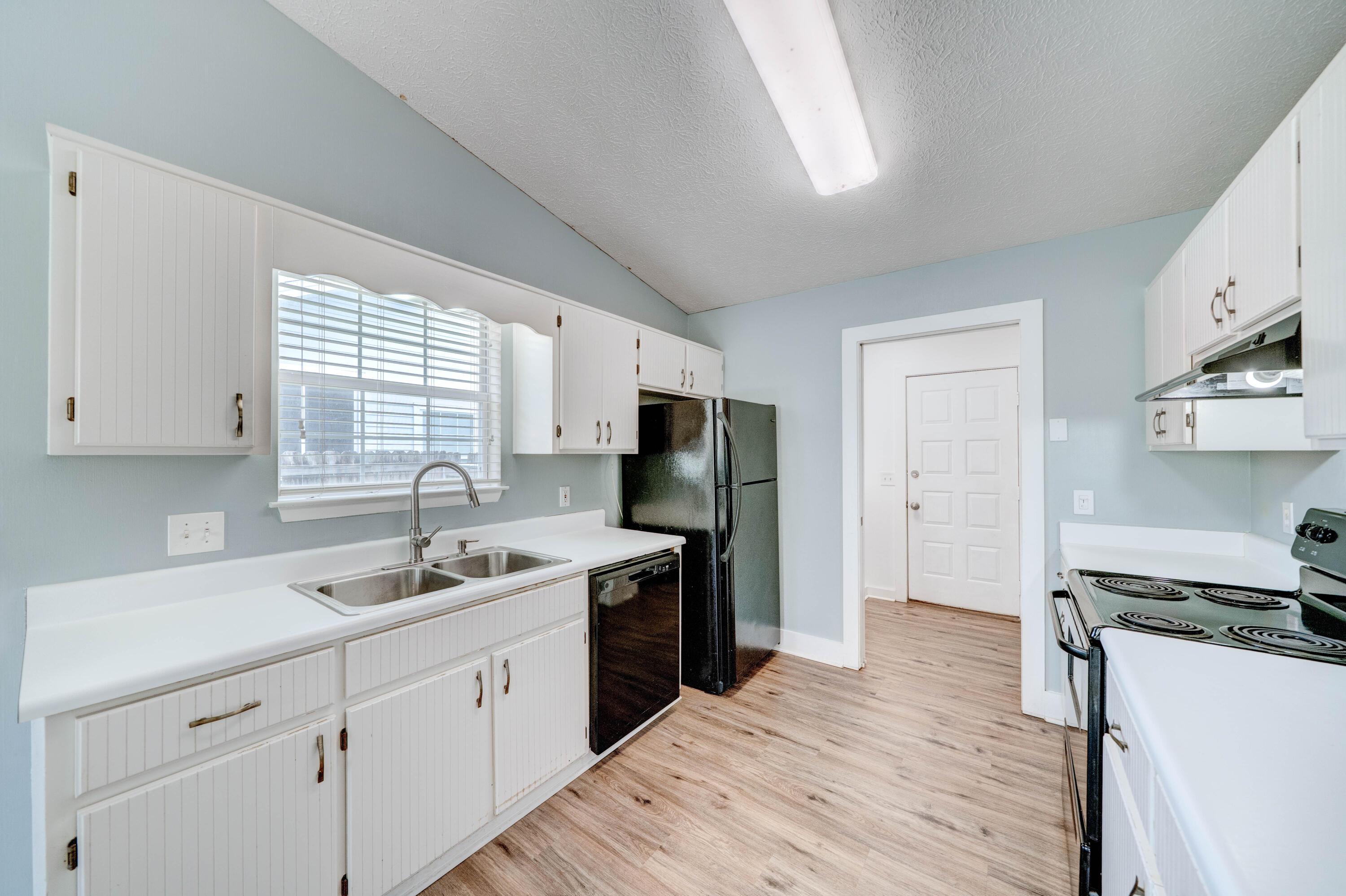 Image 4: Kitchen-2