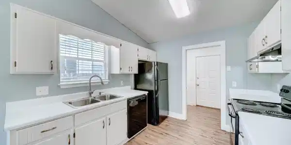 Image 4: Kitchen-2