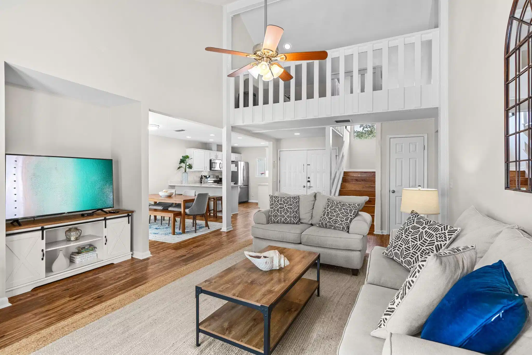 Image 1: Lofted space above livingroom