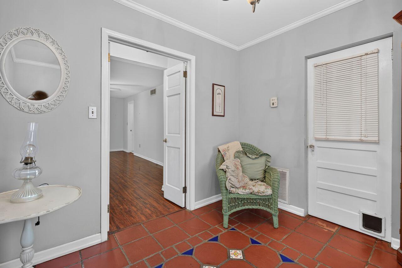 Image 4: FOYER