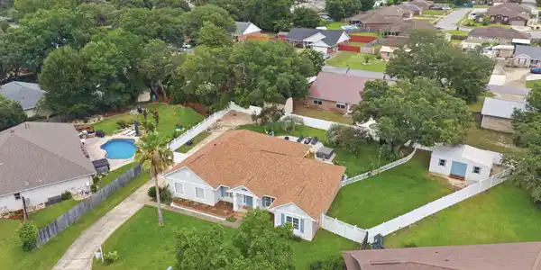 Image 2: CUL DE SAC POOL HOME