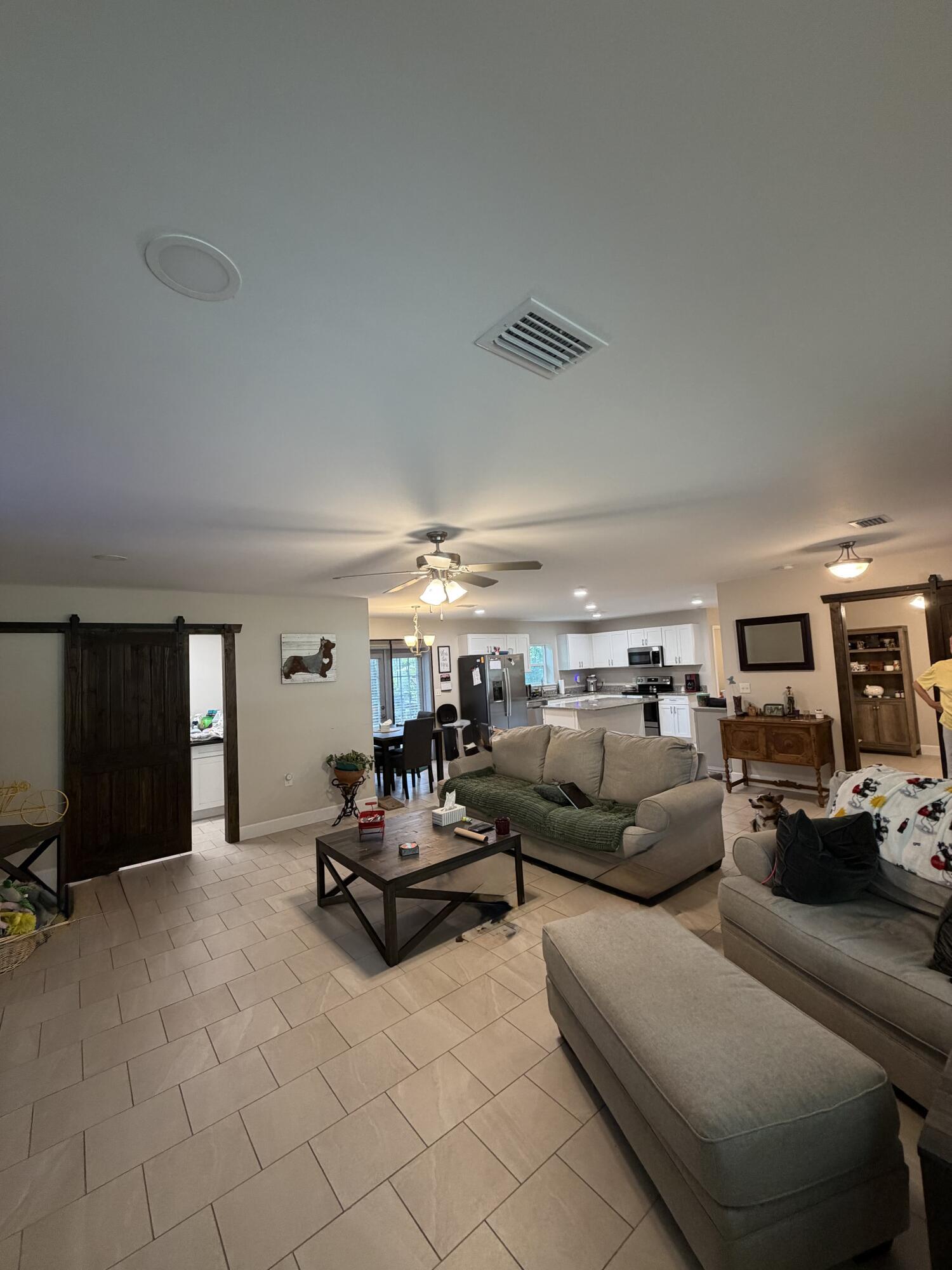 Image 4: Living Area