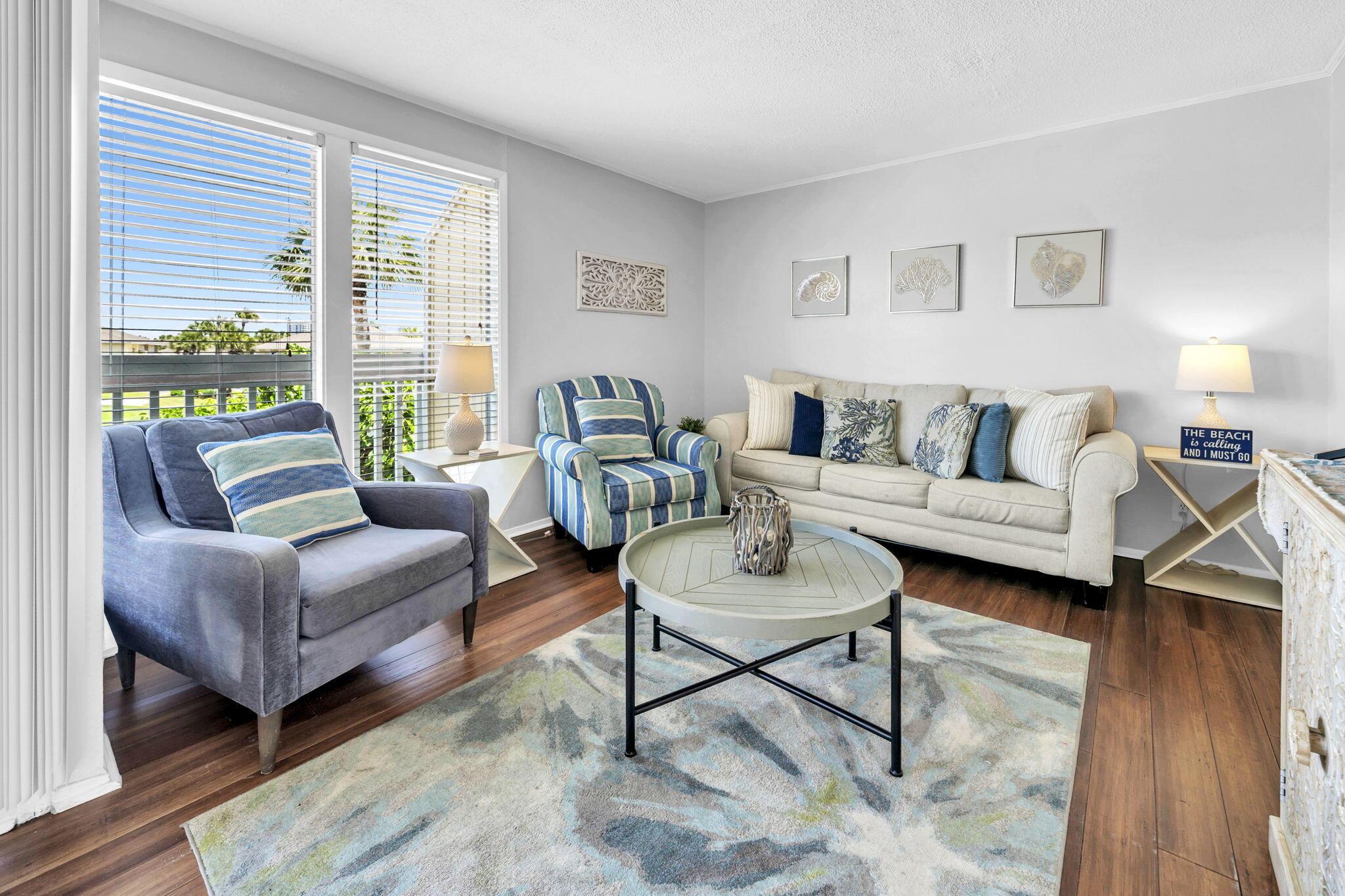 Image 4: Living Area