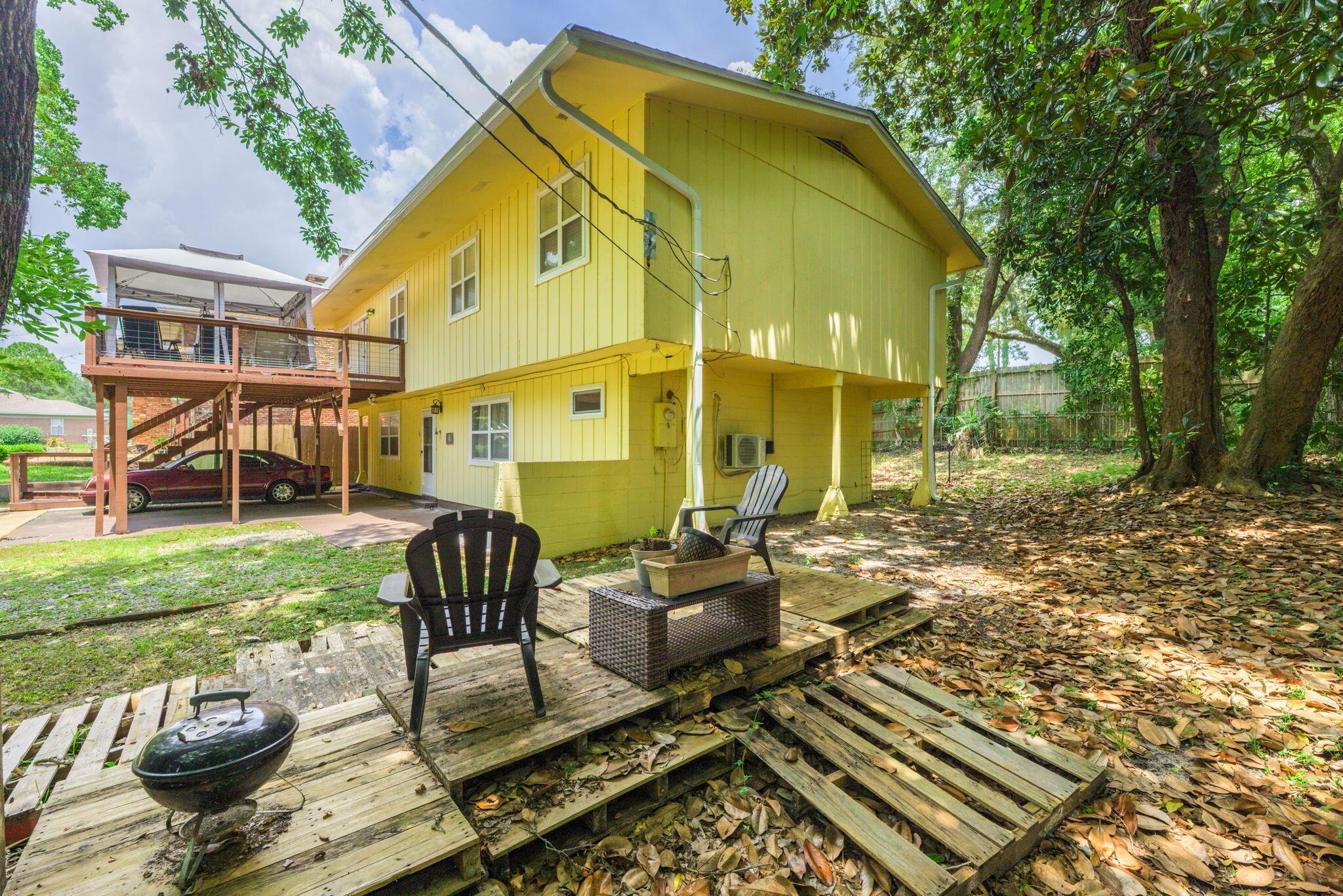 Image 3: Sideyard
