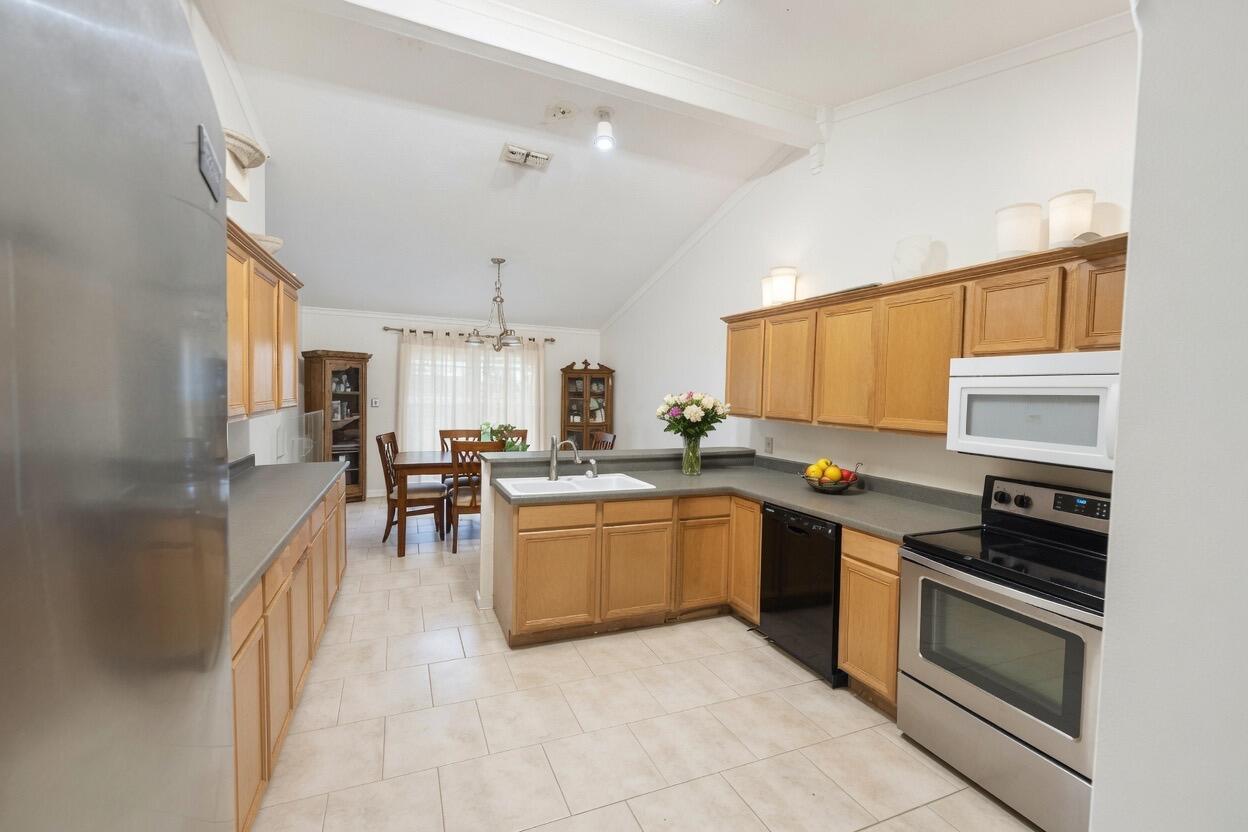 Image 3: Kitchen