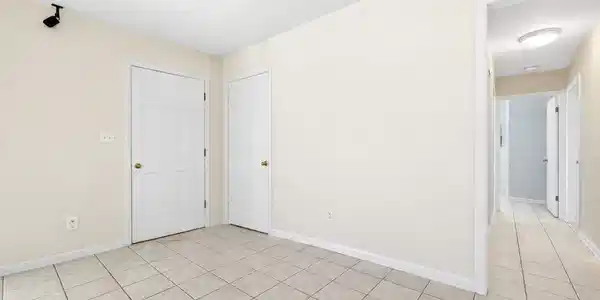 Image 4: entry