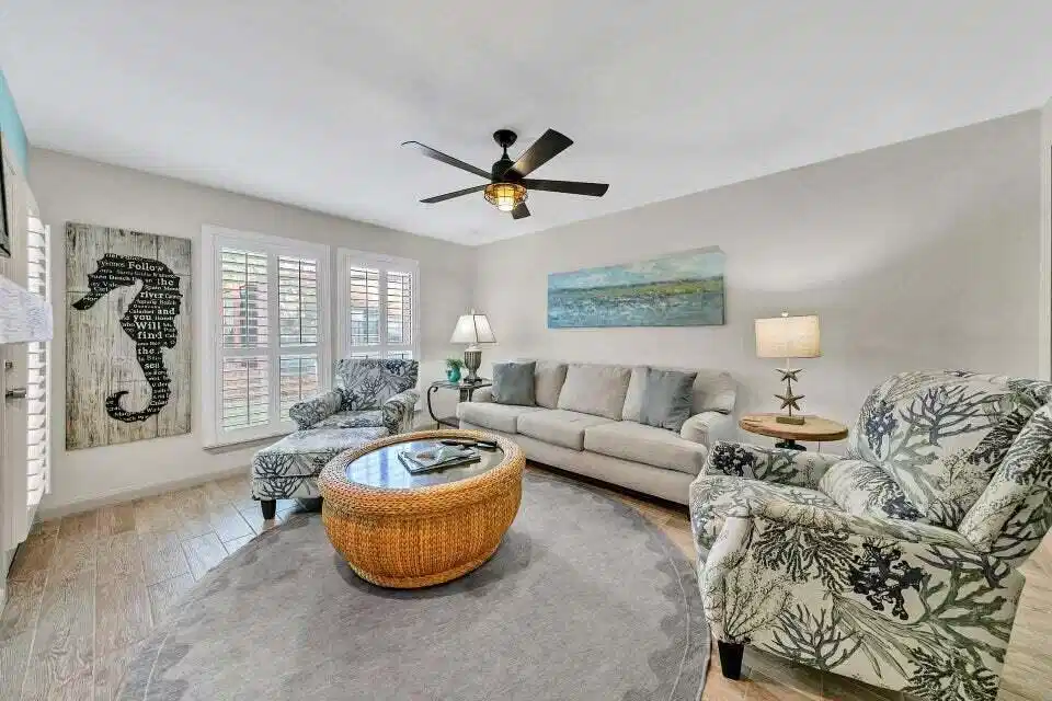 Image 1: Living area