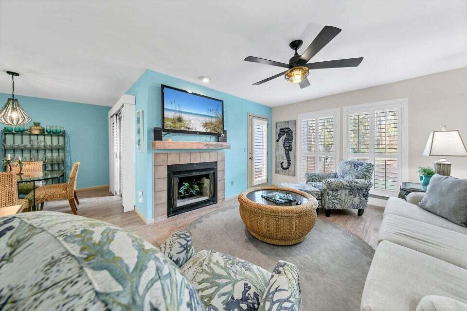 Image 4: Living area