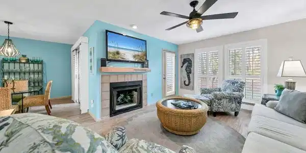 Image 4: Living area
