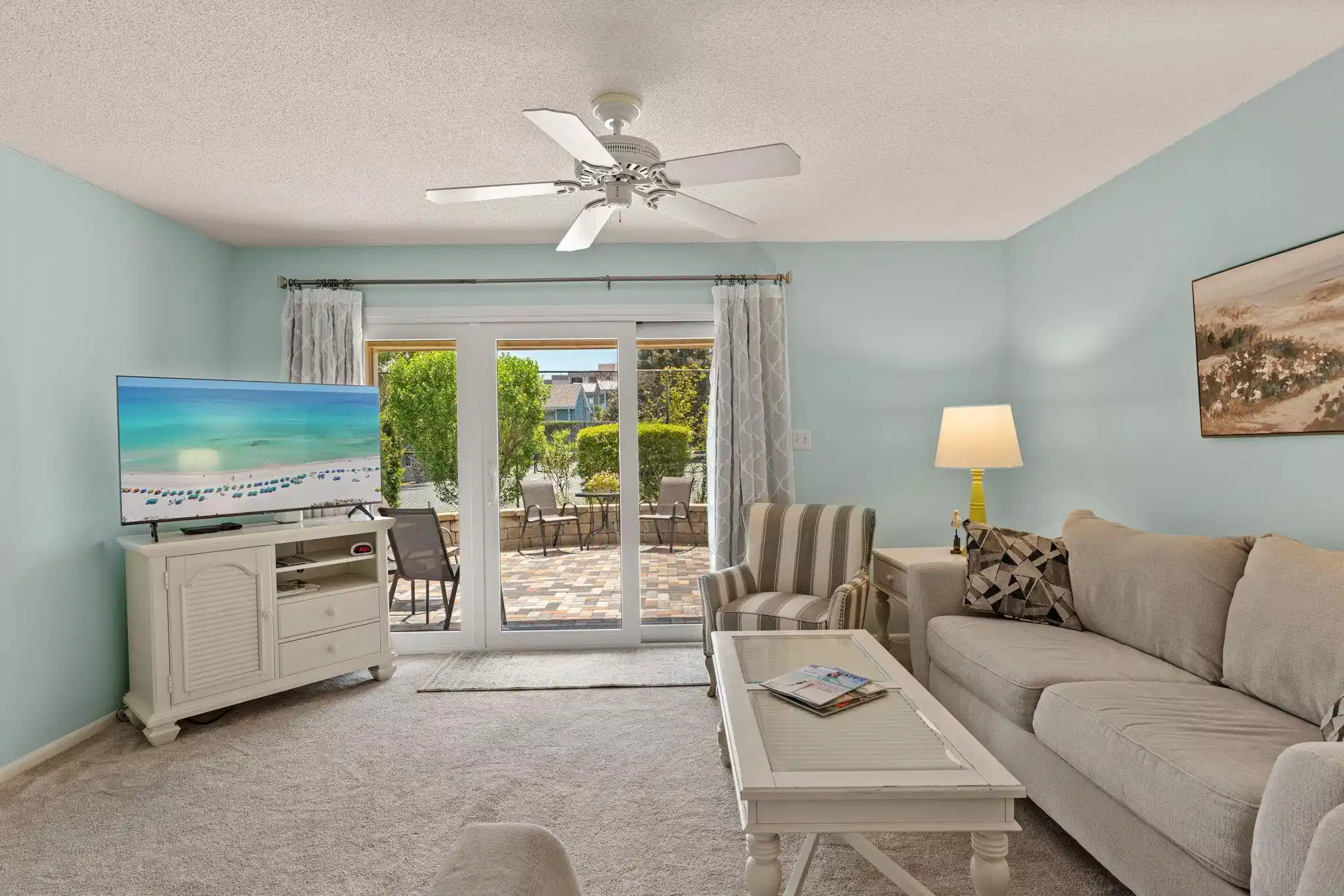 Image 1: Bright Natural Light in Livingroom