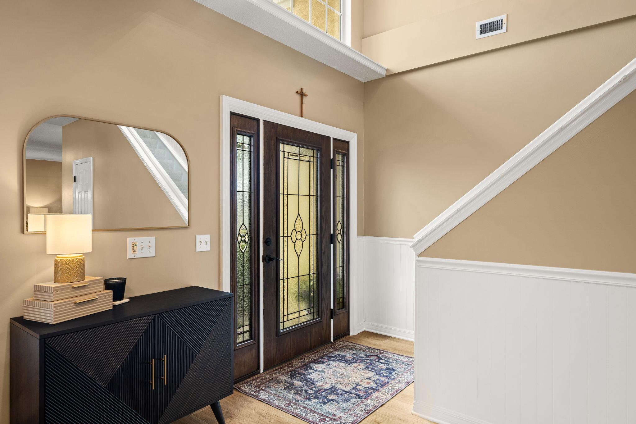 Image 4: 4 - Entryway