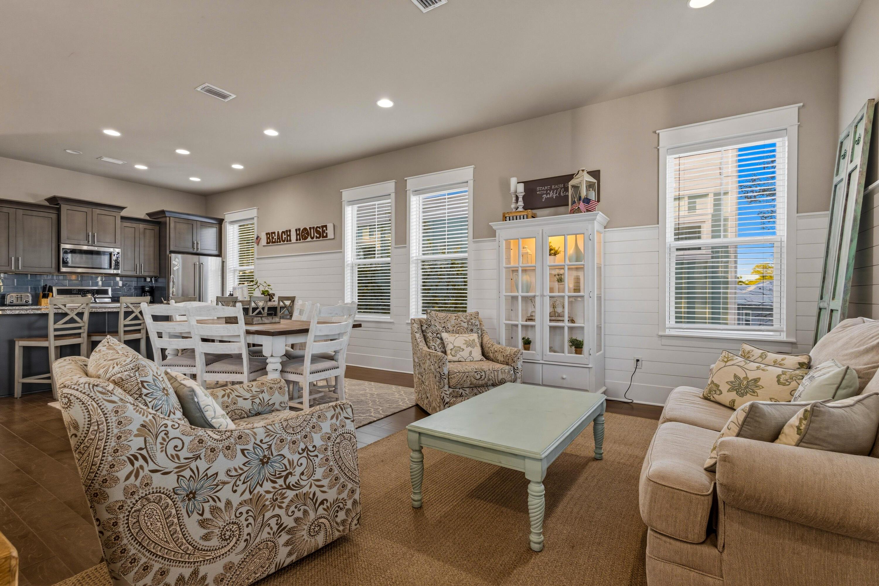 Image 4: Living Room