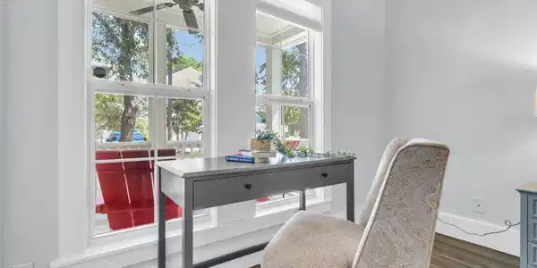 Image 4: Bedroom
