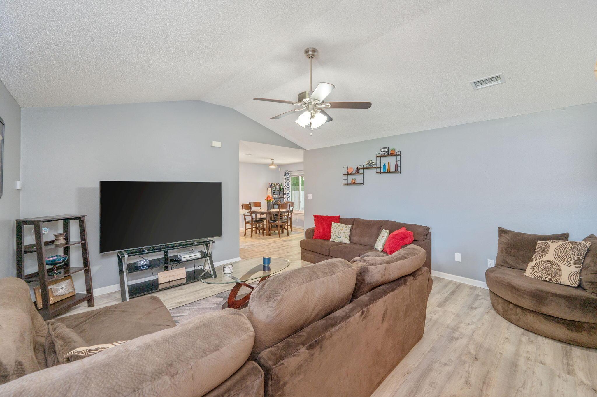 Image 4: Living Area