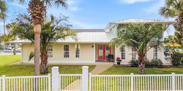 Image 3: Great Curb Appeal!